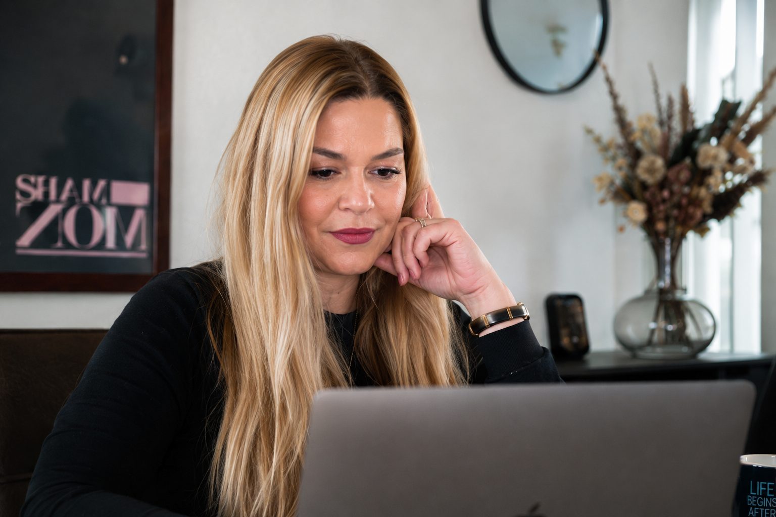 Alexandra Davoli analyseert achter haar laptop