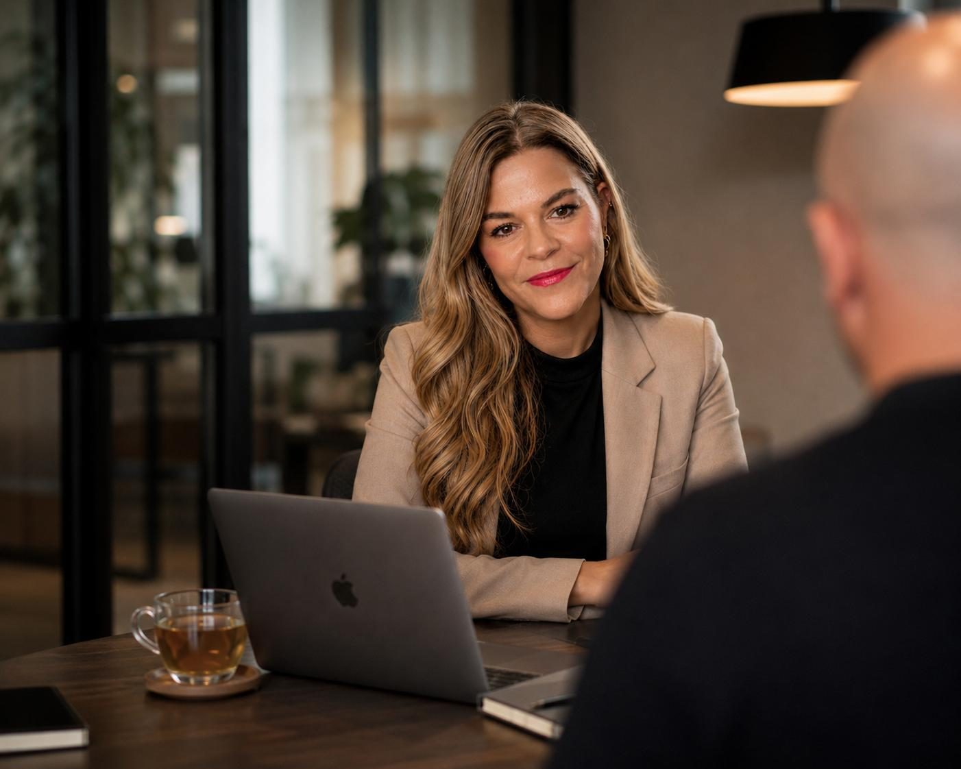 Alexandra Davoli in gesprek met een opdrachtgever